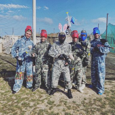 Paintball EVG Perpignan : enterrement de vie de garçon déguisé en lapin rose XXL avec les potes – activité délirante à Torreilles (66)

