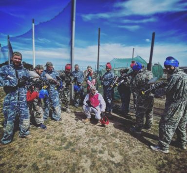 Paintball EVG Perpignan : futur marié en lapin rose encerclé par toute l’équipe armée – Torreilles (66)