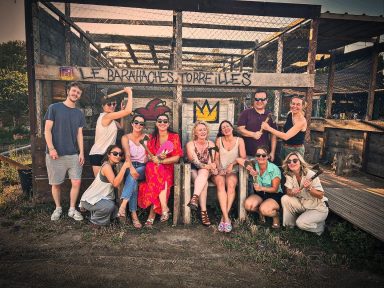 Lancer de haches Perpignan : groupe EVJF/EVG/anniversaire devant le panneau Le Barahachées Torreilles