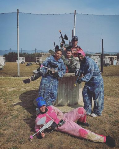 Paintball EVG Perpignan : futur marié en lapin rose couché au sol après la bataille – Torreilles 66