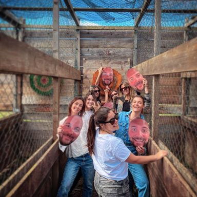 Lancer de haches EVJF Perpignan : les filles lancent sur la tête du futur marié – activité originale Torreilles 66

